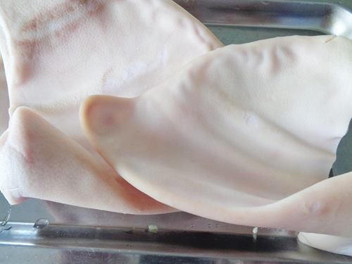 Kết quả hình ảnh cho làm sạch tai lợn