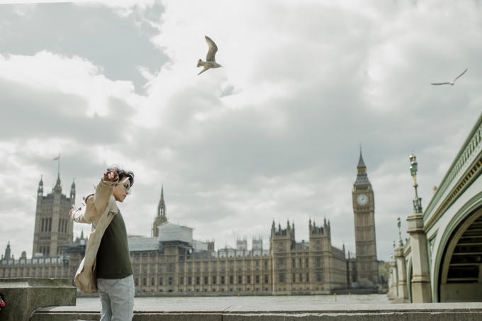 Vũ Cát Tường khoe street style trên đường phố Anh