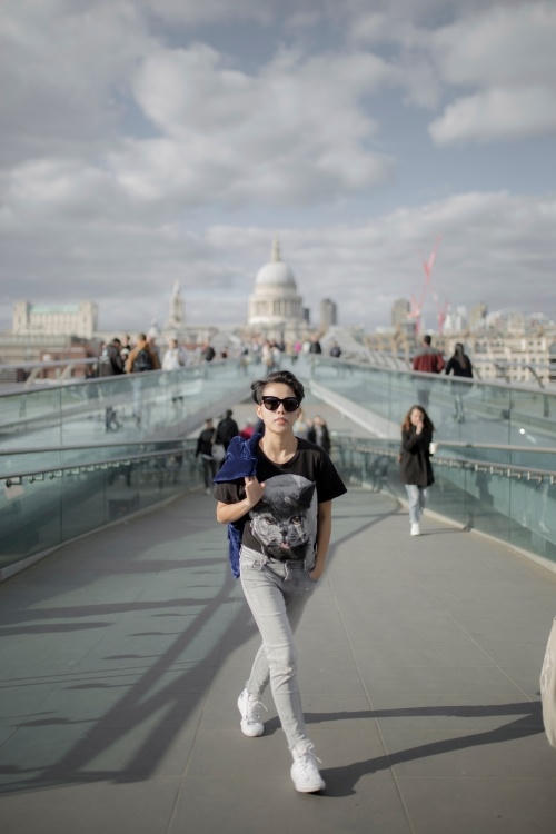 Vũ Cát Tường khoe street style trên đường phố Anh