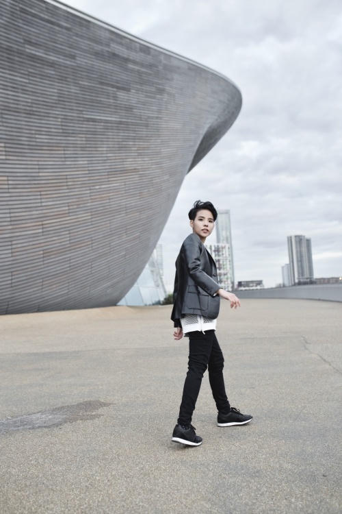 Vũ Cát Tường khoe street style trên đường phố Anh