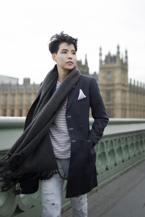 Vũ Cát Tường khoe street style trên đường phố Anh