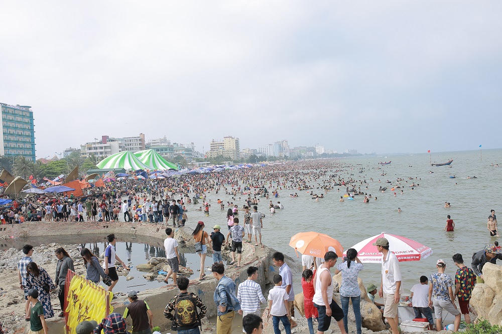 Chiêm ngưỡng “biển người” nêm chặt biển Sầm Sơn dịp nghỉ lễ 30/4 – 1/5 