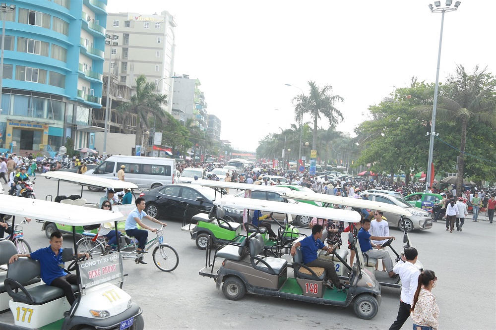 Chiêm ngưỡng “biển người” nêm chặt biển Sầm Sơn dịp nghỉ lễ 30/4 – 1/5 