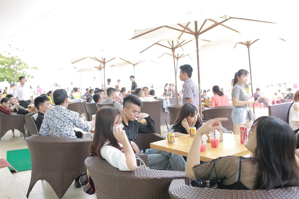 Chiêm ngưỡng “biển người” nêm chặt biển Sầm Sơn dịp nghỉ lễ 30/4 – 1/5 