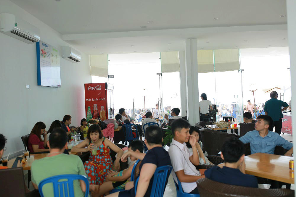 Chiêm ngưỡng “biển người” nêm chặt biển Sầm Sơn dịp nghỉ lễ 30/4 – 1/5 