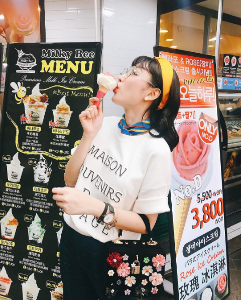 Lọt vào ống kính trong chuyến công tác sang Hàn Quốc gần đây, chủ nhân của BST It Girl sắp ra mắt ngày càng thể hiện bản thân mình cũng có gout thời trang “chất” riêng. Băng đô vàng nổi bật, hoa tai ngọc trai và khăn cổ nhỏ xinh giúp Angela Phương Trinh bắt trọn ánh mắt người nhìn trên đường phố Seoul. Chiếc xắc của Dolce Gabanna được cô nàng phối tài tình trong bộ trang phục đen-trắng đơn giản.