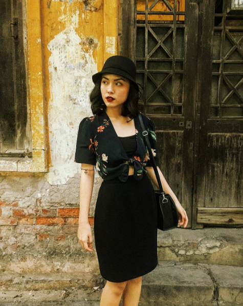 Sở hữu một gương mặt sắc sảo, Lê Hà Trúc gây ấn tượng với phong cách cổ điển vốn được cô nàng lăng xê và tạo ảnh hưởng cho giới trẻ trong thời gian qua. Chiếc áo thêu họa tiết đang trendy được Trúc tận dụng nhưng không làm mất đi thần thái sang trọng cổ điển của riêng mình.