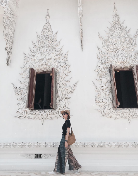 Cô nàng fashionista Hà Nội này sở hữu những outfit thời trang đường phố đơn giản mà nổi bần bật. Chiếc quần họa tiết thổ cẩm với ống loe rộng là điểm nhấn chính dù chỉ được phối cùng áo pull đen đơn giản. Sự rộng rãi và mềm mại của nó giúp “ăn gian” chiều cao cho Mai Hoàng.