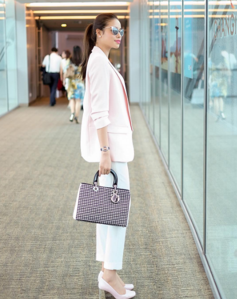 Thanh lịch trong bộ suit ôm dáng tông màu pastel. Chiếc túi đính đá lấp lính là điểm nhấn duy nhất cho street style cuối tháng 4 của Hoa hậu Hoàn vũ Việt Nam 2015