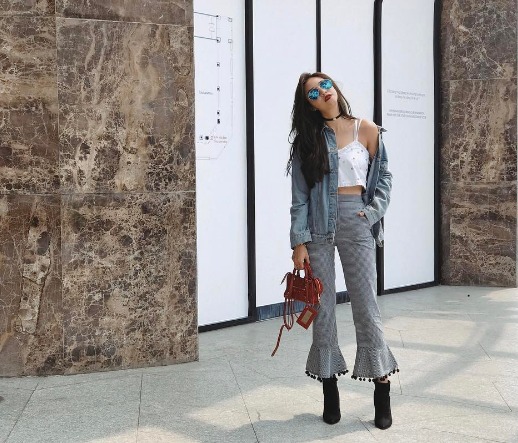 Vẫn là một trong những hotgirl có phong cách “chất” nhất. Salim khởi động tuần đầu tháng 4 với croptop trắng phối với set đồ áo khoác cùng tông với quần ống loe lạ mắt. Túi mini nhỏ xinh là điểm nhấn cá tính cho bộ trang phục.