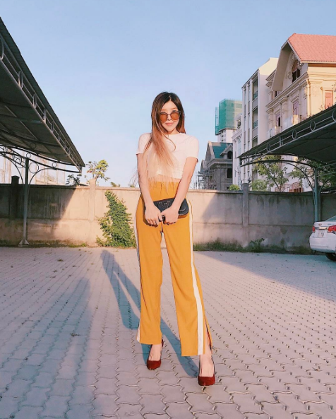 Khoe eo thon “lấp ló” trong chiếc áo crop top màu kem và quần lưng xẻ gấu, kẻ sọc cực thời trang. Trang Pháp cho thấy khả năng mix&match trang phục của mình cũng như luôn cập nhật xu hướng mới, điển hình là mắt kính gentle monster thời thượng.