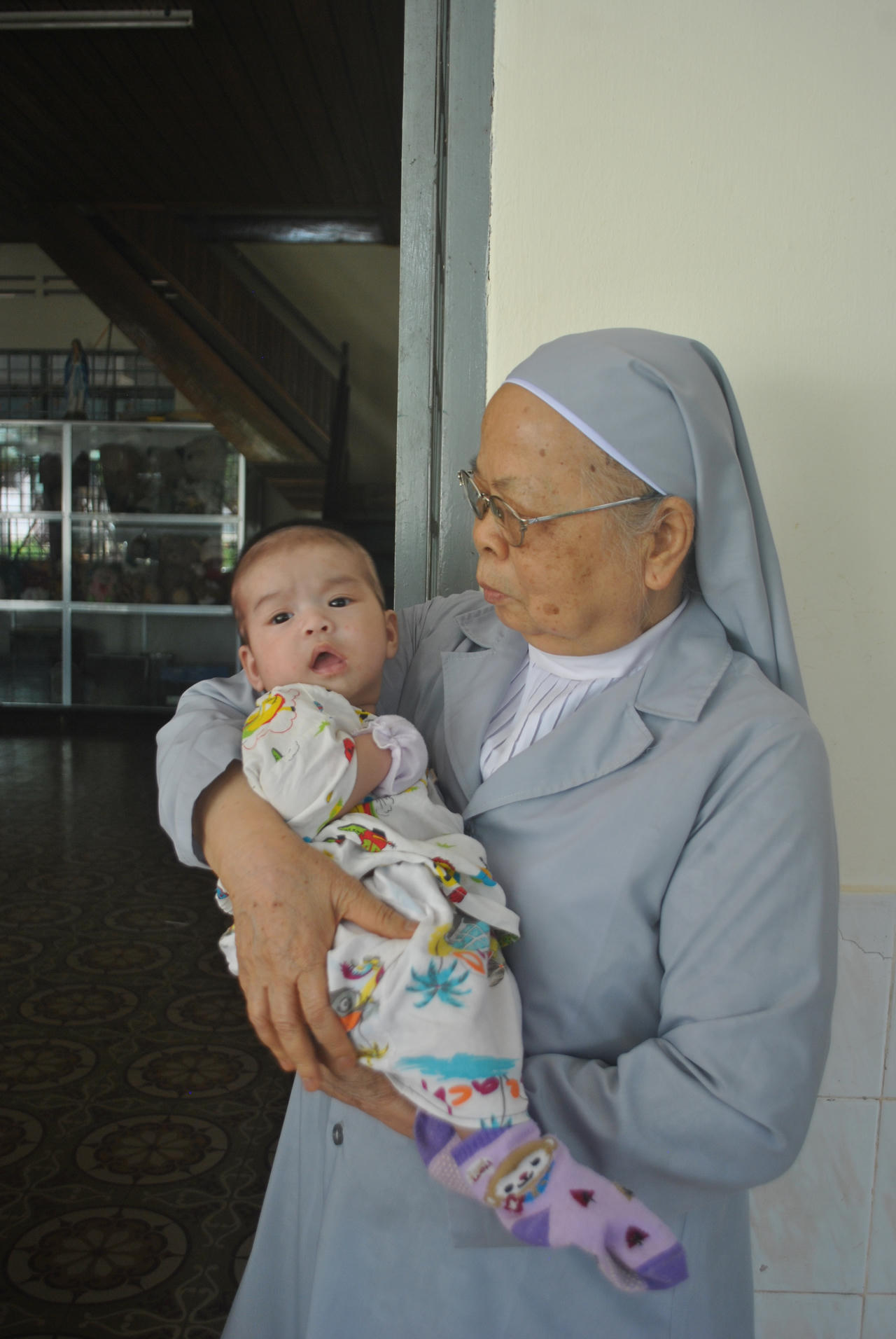 Tình người ấm áp ở cô nhi nuôi dưỡng những đứa trẻ bất hạnh