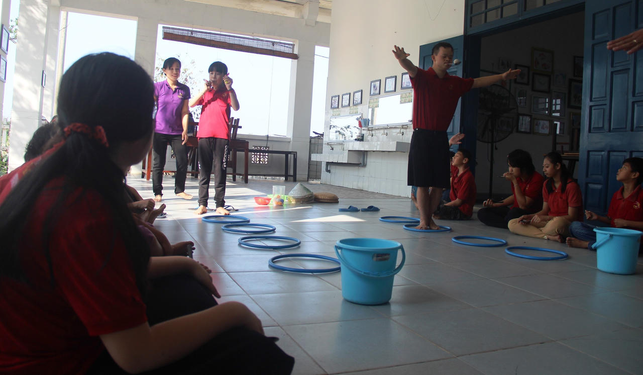 Người phụ nữ Pháp giang rộng vòng tay ôm ấp những đứa trẻ khuyết tật