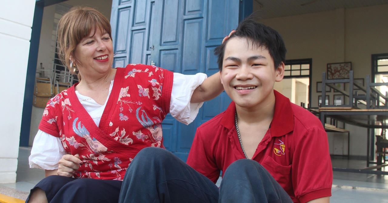 Người phụ nữ Pháp giang rộng vòng tay ôm ấp những đứa trẻ khuyết tật