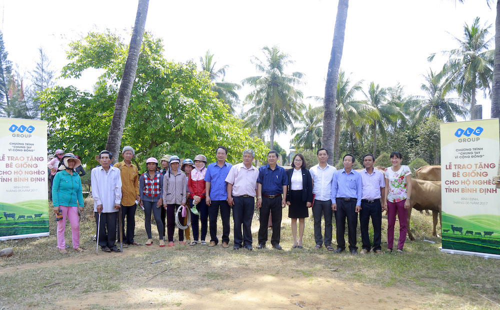 Tập đoàn FLC trao bê giống cho 6 huyện ở Bình Định