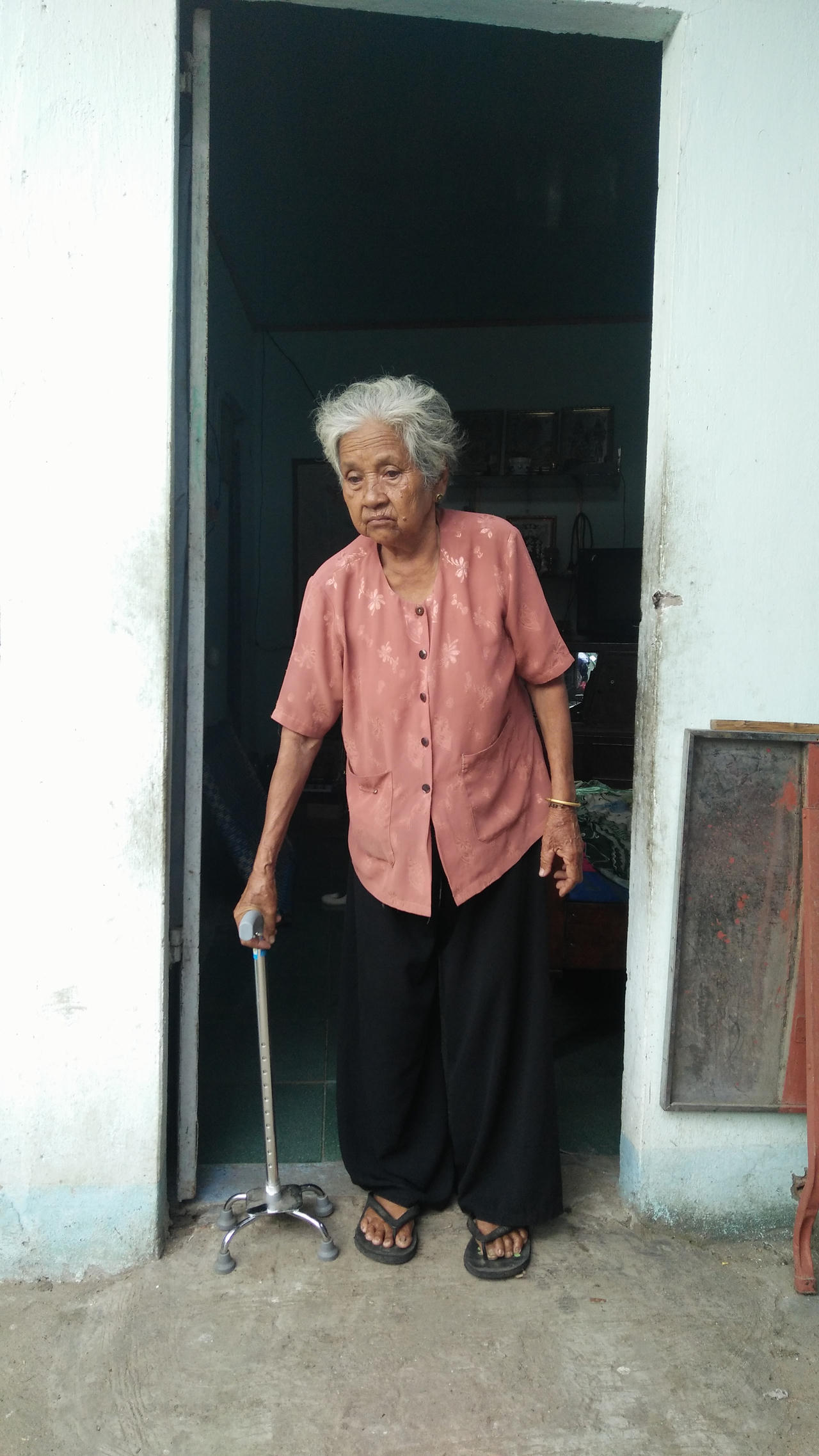 Phẫn nộ nghe người mẹ kể chuyện chồng bị con trai đánh đập, đuổi ra chuồng gà