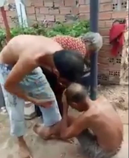 Phẫn nộ nghe người mẹ kể chuyện chồng bị con trai đánh đập, đuổi ra chuồng gà