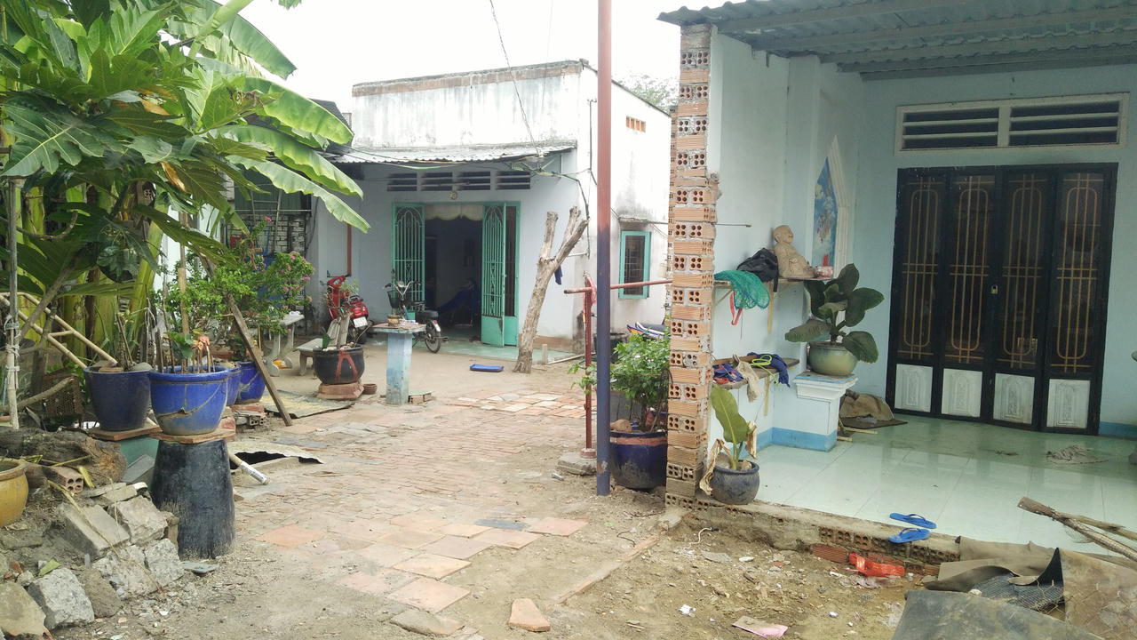 Phẫn nộ nghe người mẹ kể chuyện chồng bị con trai đánh đập, đuổi ra chuồng gà