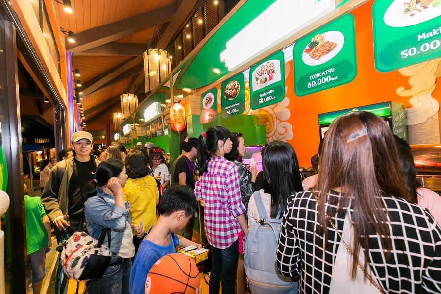 Du khách háo hức khám phá Không gian ẩm thực Ngũ hành