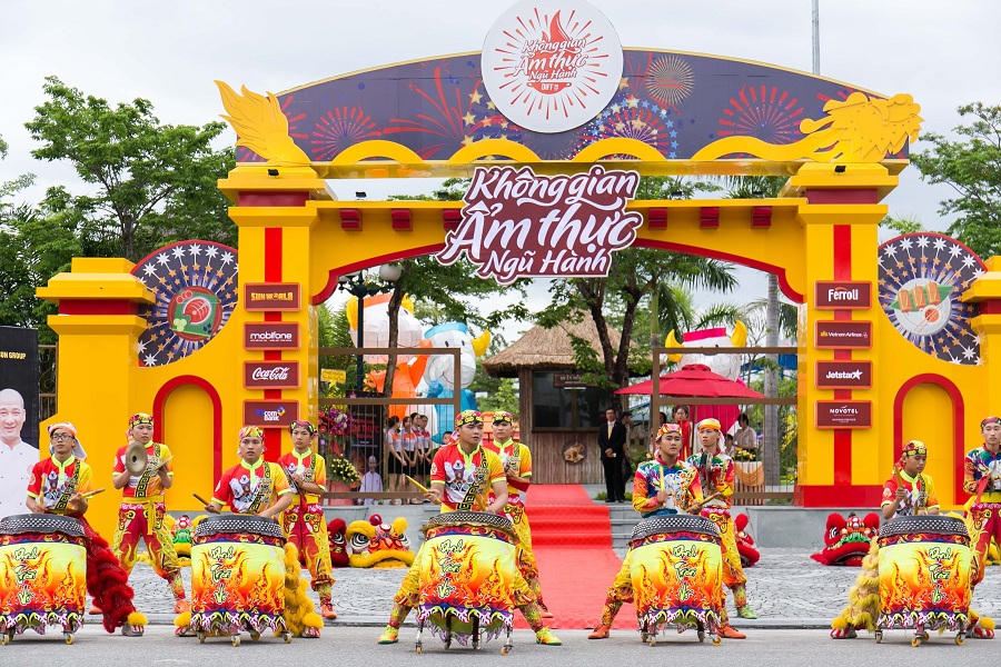 Du khách háo hức khám phá Không gian ẩm thực Ngũ hành