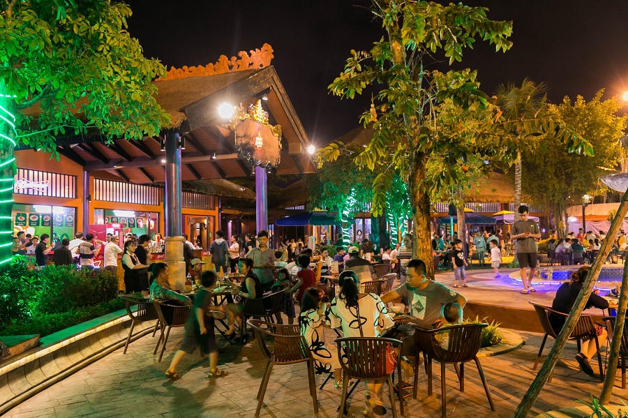 Du khách háo hức khám phá Không gian ẩm thực Ngũ hành