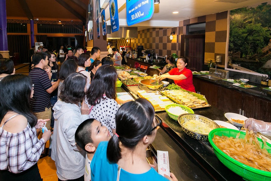 Du khách háo hức khám phá Không gian ẩm thực Ngũ hành