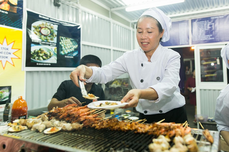 Du khách háo hức khám phá Không gian ẩm thực Ngũ hành