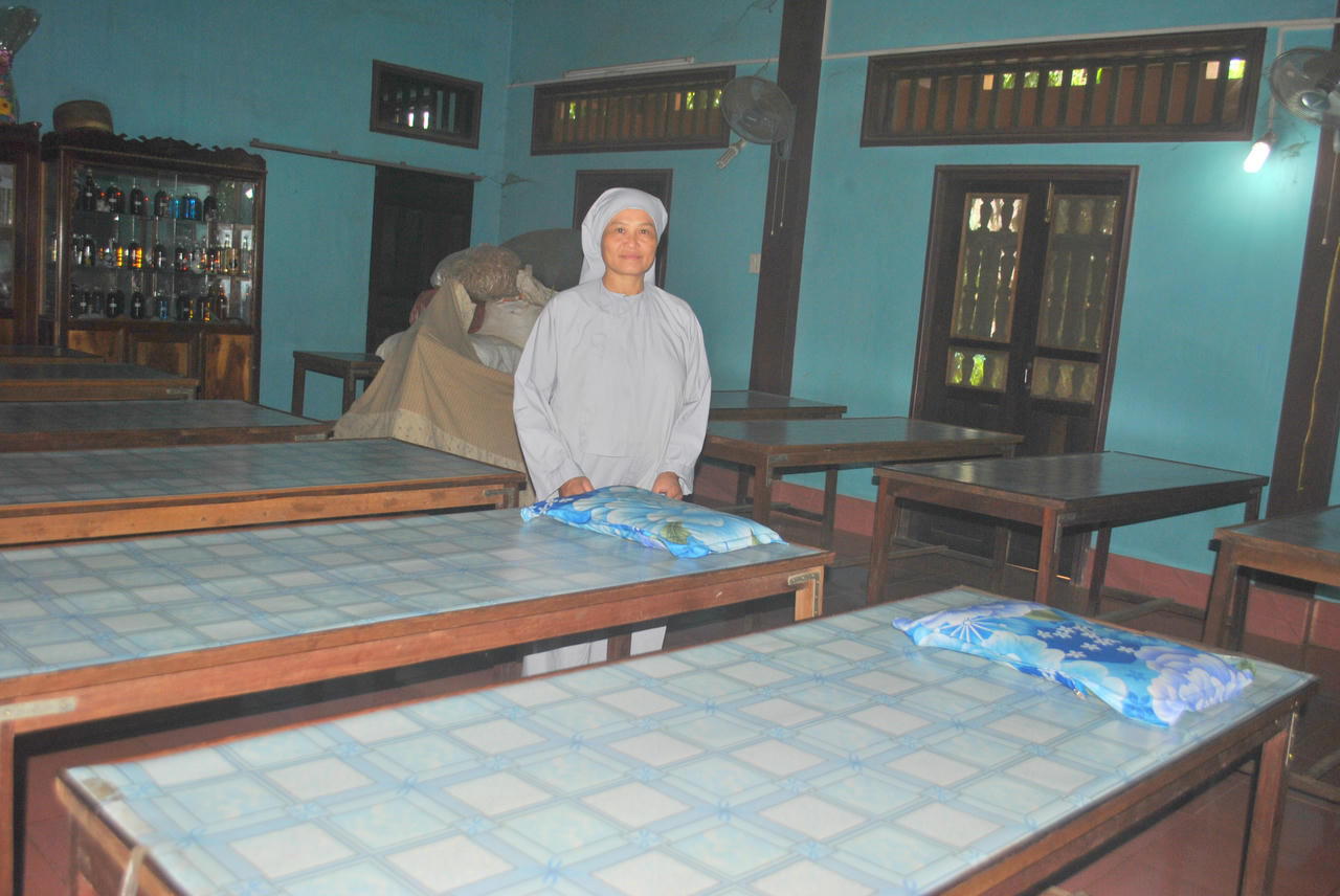 Sư cô 10 năm miệt mài khám, chữa bệnh từ thiện