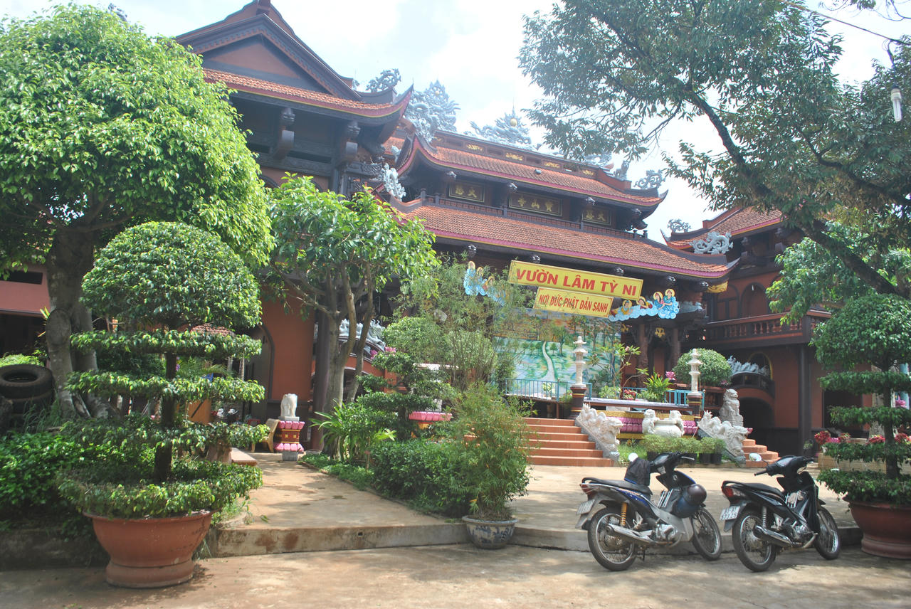 Sư cô 10 năm miệt mài khám, chữa bệnh từ thiện