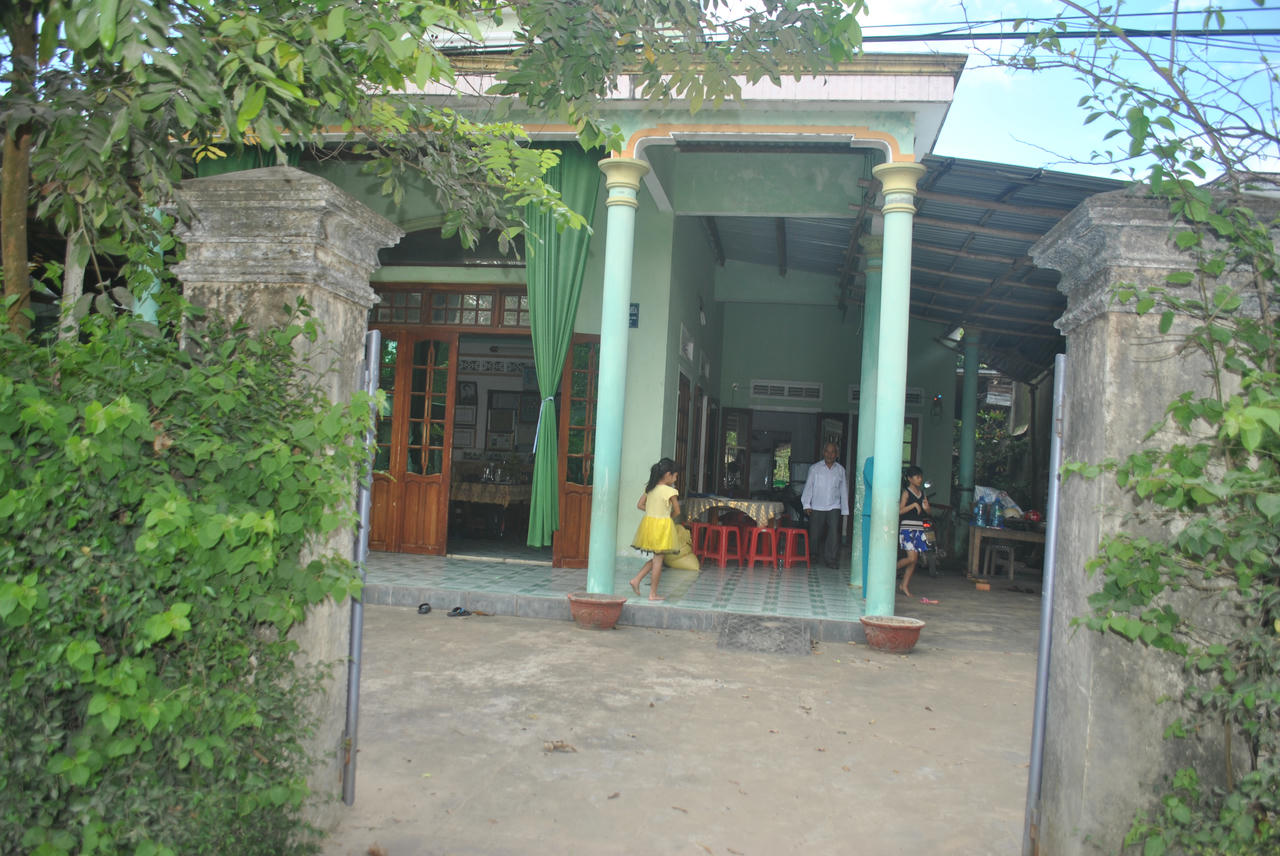 Cảm phục tấm lòng của đôi vợ chồng nghèo 35 năm cưu mang người dưng