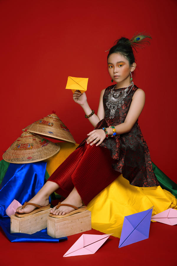 mau-nhi-dang-yeu-voi-trang-phuc-a-dong-2