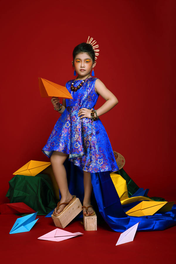 mau-nhi-dang-yeu-voi-trang-phuc-a-dong-6