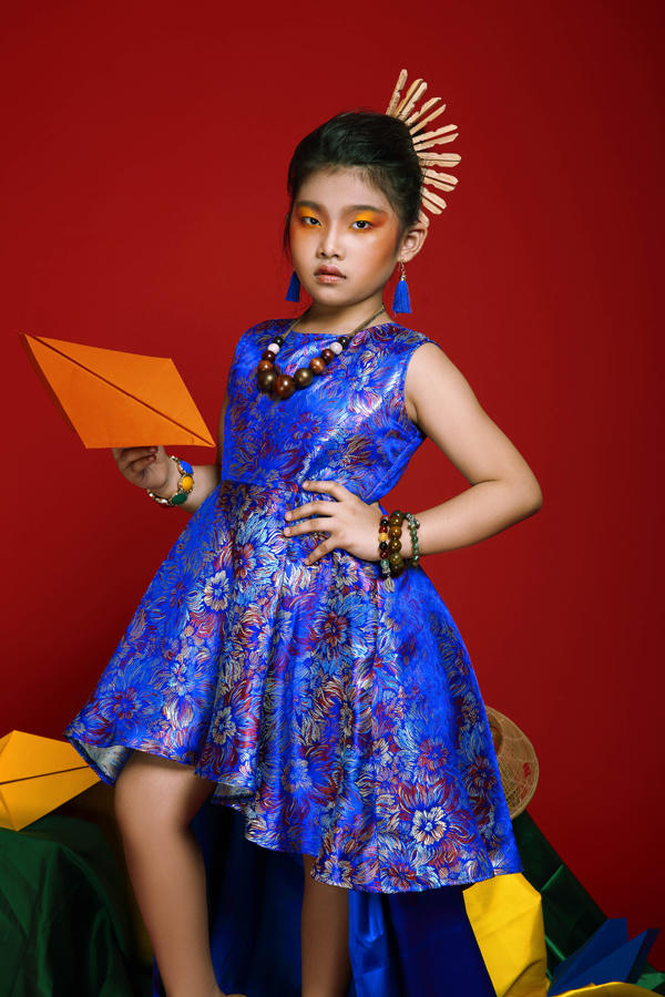 mau-nhi-dang-yeu-voi-trang-phuc-a-dong-5