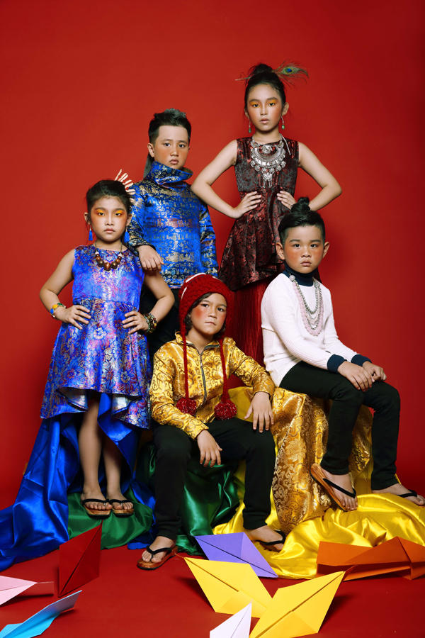 mau-nhi-dang-yeu-voi-trang-phuc-a-dong