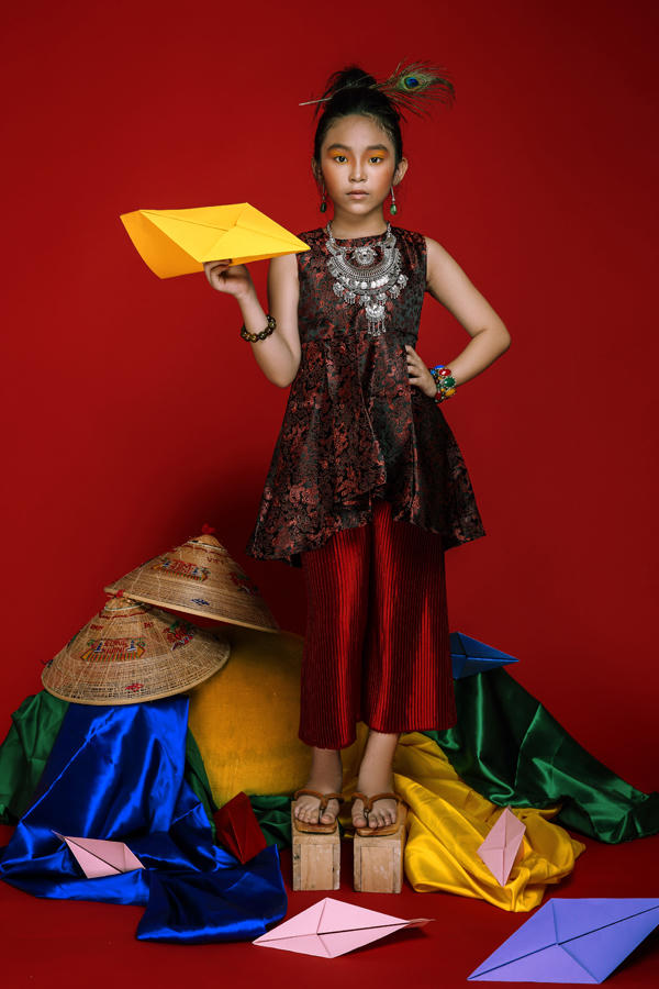 mau-nhi-dang-yeu-voi-trang-phuc-a-dong-1