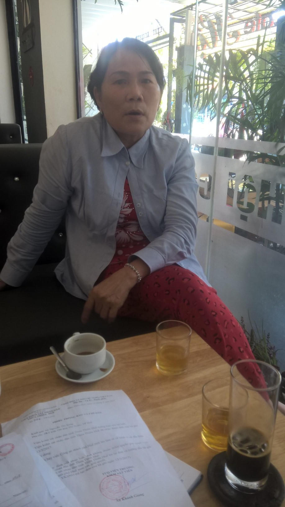 Mai phục cổng nhà nghỉ xuyên đêm bắt “tình địch” mang về nhà “tra tấn”