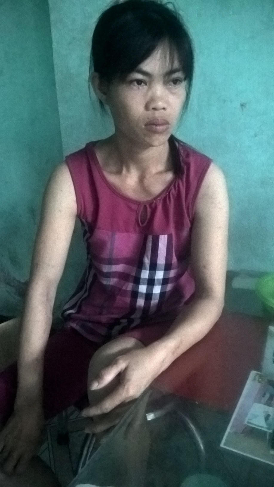 Mai phục cổng nhà nghỉ xuyên đêm bắt “tình địch” mang về nhà “tra tấn”