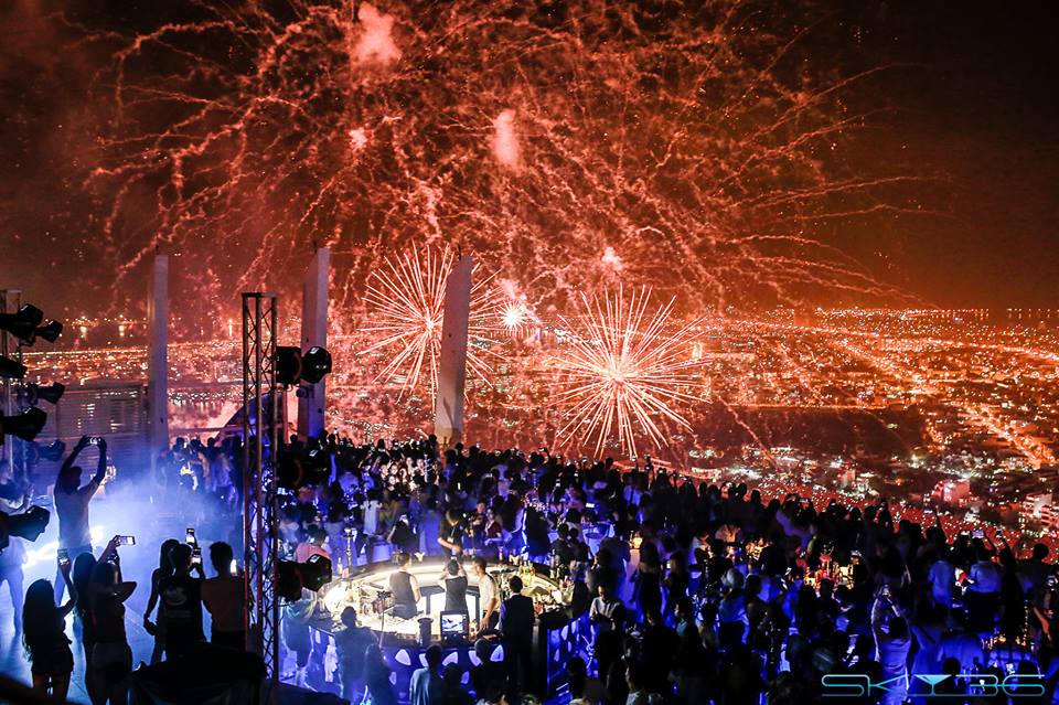 Ngắm pháo hoa từ phòng ngủ, tại sao không?