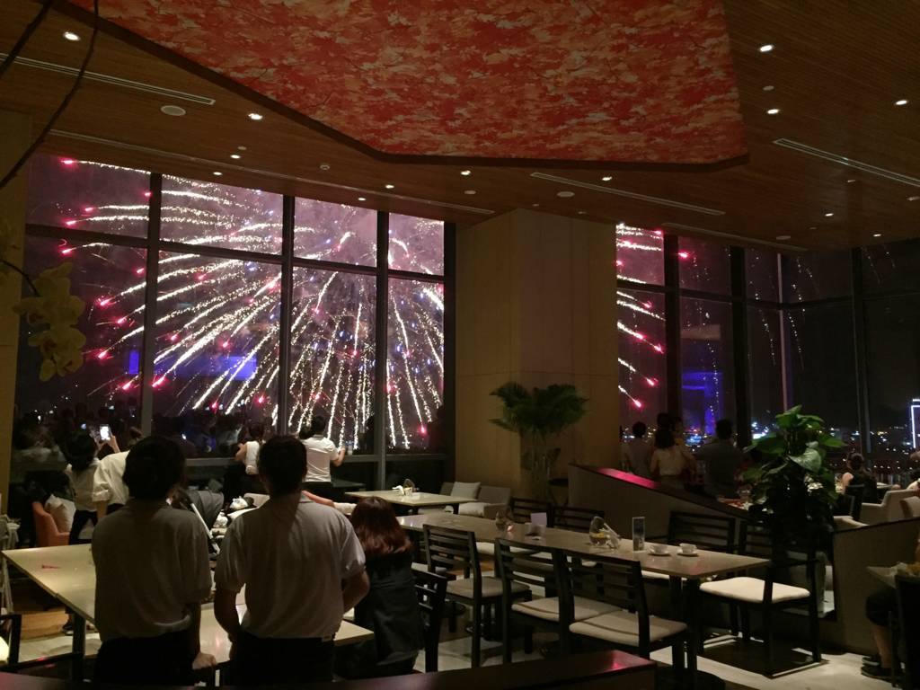 Ngắm pháo hoa từ phòng ngủ, tại sao không?