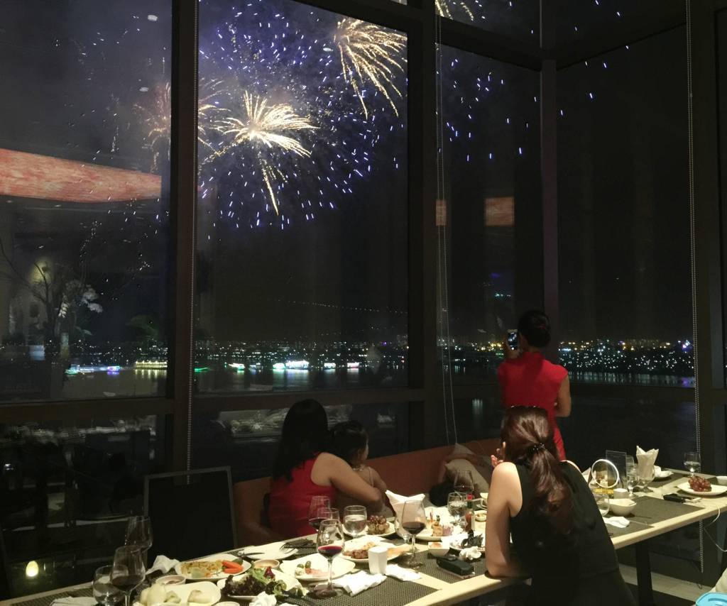 Ngắm pháo hoa từ phòng ngủ, tại sao không?