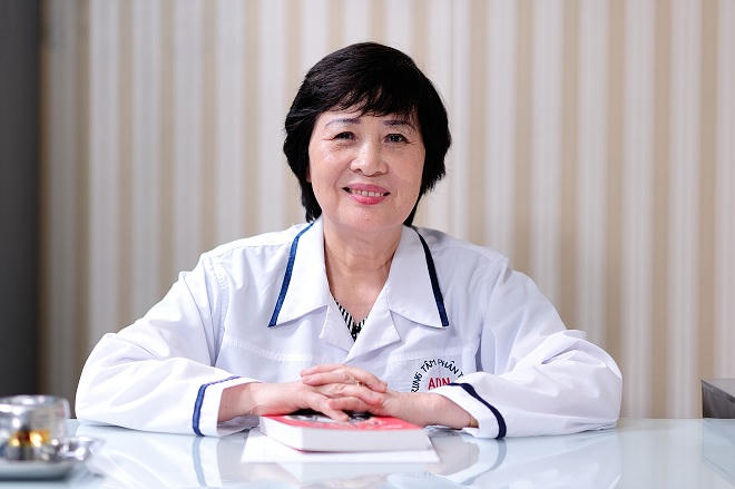 Chồng chết lặng khi tận mắt thấy bố và vợ dắt tay vào khách sạn  