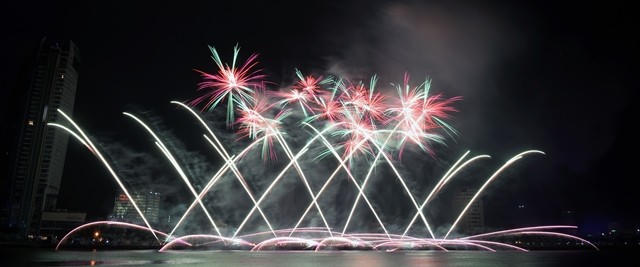 Pháo hoa đêm Hỏa thổi bùng hy vọng về một đêm Thổ hoành tráng