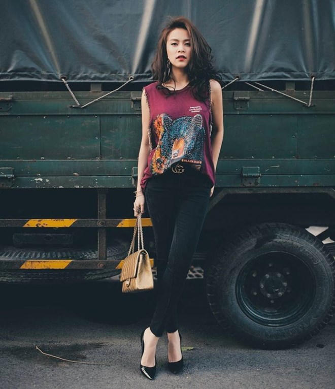 Mỹ nhân Việt lăngxê sắc trắng-đen trên sàn diễn đường phố