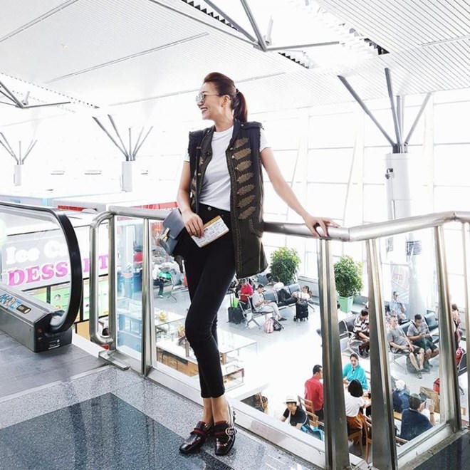 Mỹ nhân Việt lăngxê sắc trắng-đen trên sàn diễn đường phố