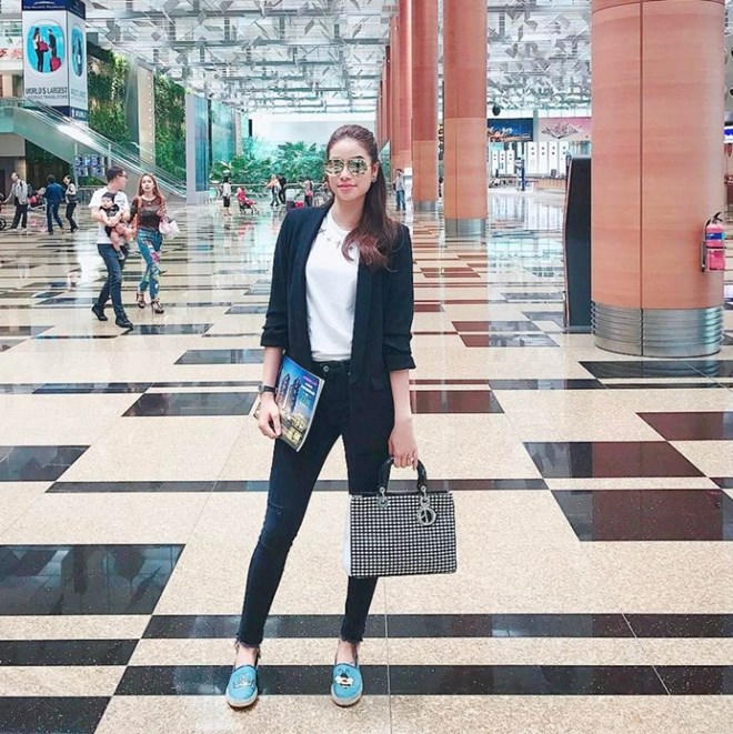 Mỹ nhân Việt lăngxê sắc trắng-đen trên sàn diễn đường phố