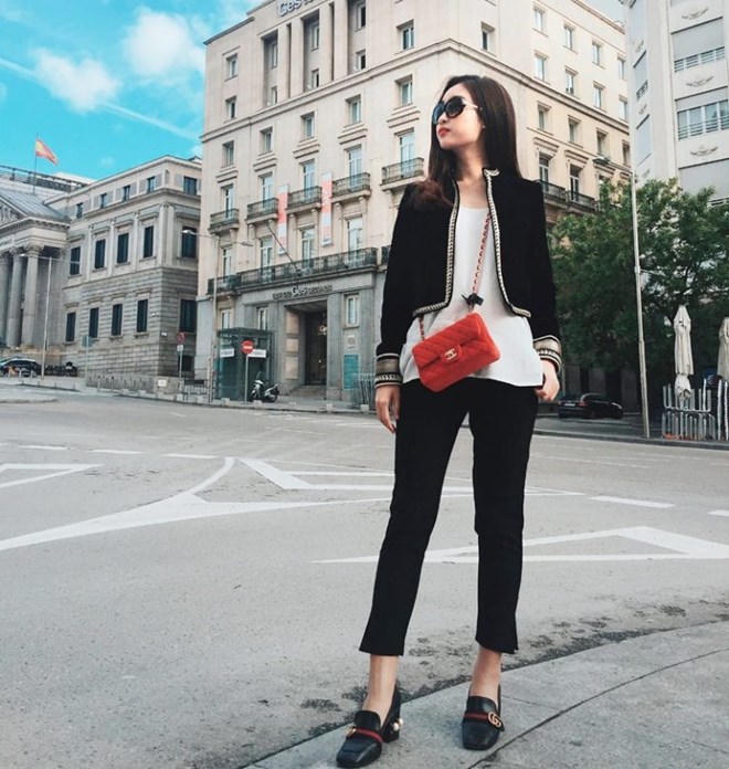 Mỹ nhân Việt lăngxê sắc trắng-đen trên sàn diễn đường phố