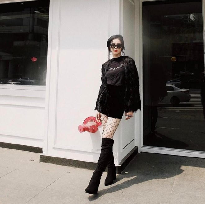 Mỹ nhân Việt lăngxê sắc trắng-đen trên sàn diễn đường phố