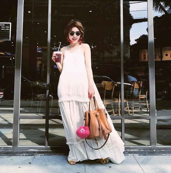 Mỹ nhân Việt lăngxê sắc trắng-đen trên sàn diễn đường phố