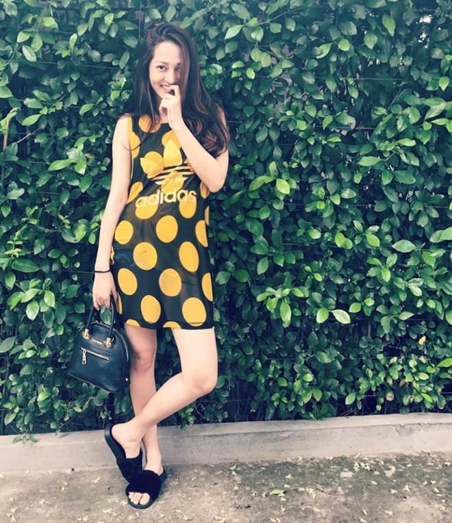 Mỹ nhân Việt lăngxê sắc trắng-đen trên sàn diễn đường phố