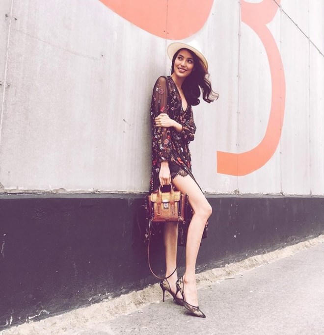 Mỹ nhân Việt lăngxê sắc trắng-đen trên sàn diễn đường phố